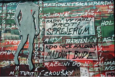 Vibrant graffiti mural featuring bold Czech/Slovak text: "Radni vyťahali proti sprejrum," "Kdo chce malovat, malovat bude." S...
