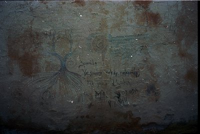 Vintage graffiti on aged concrete wall featuring Cyrillic text: *"Спирала, Вечность, как некомик, так как жизнь – свобода в б...