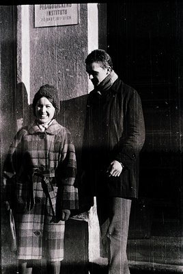 Two individuals pose outside a building with a sign reading *"Instituto Pesquico"* (likely *Pesquico* or *Pesquero* for fishi...