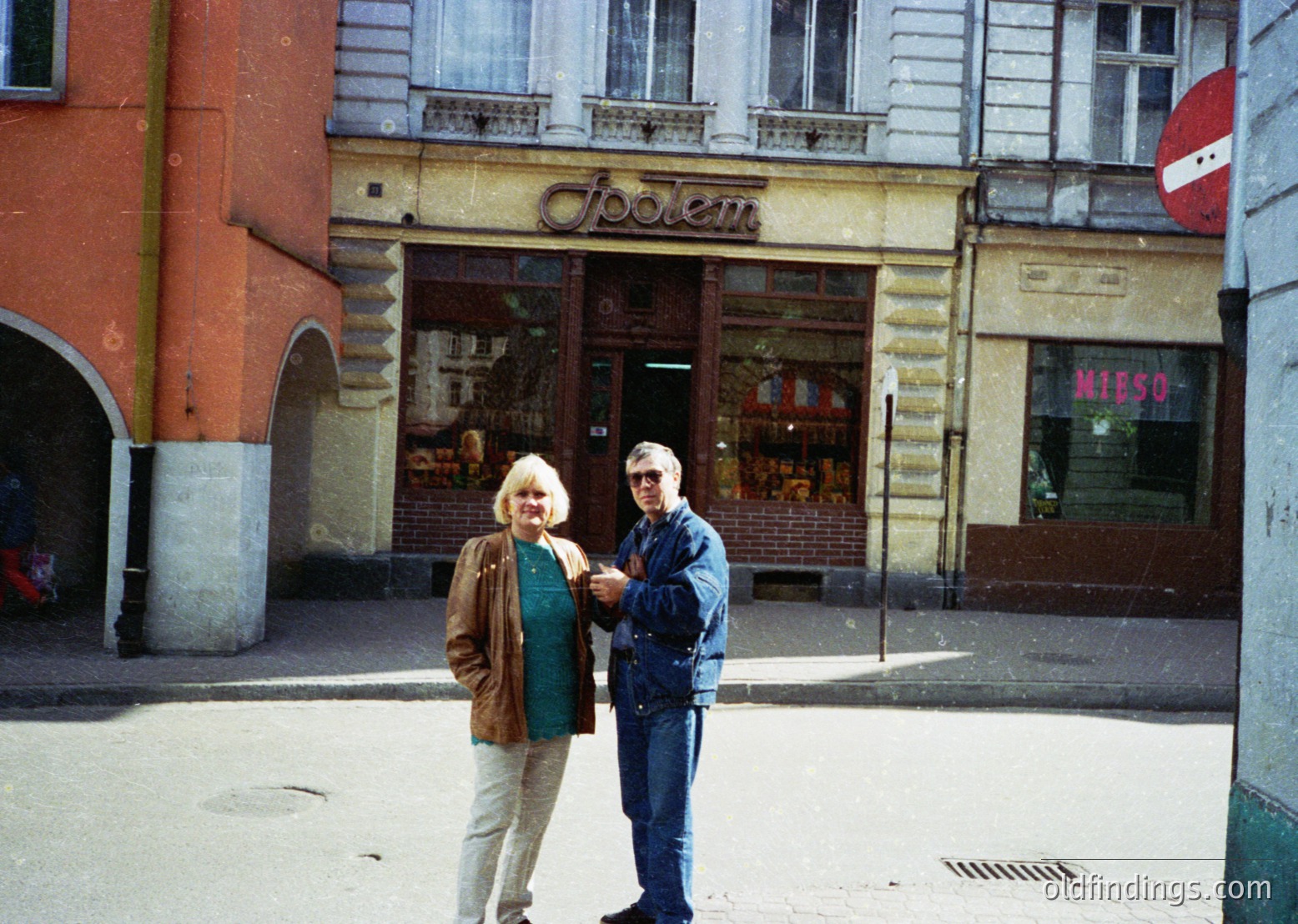Case 26: Two people posing outside