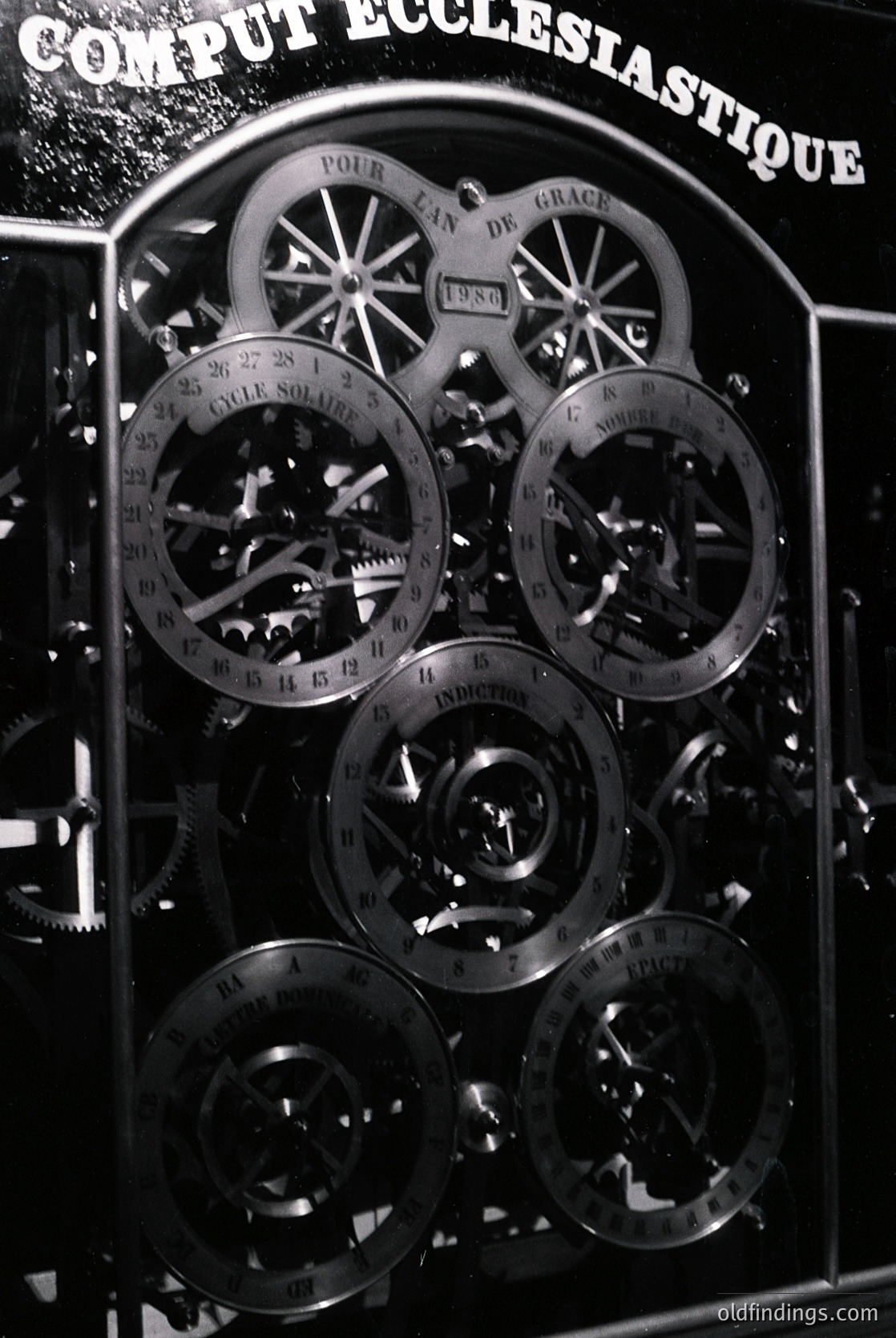 Vintage mechanical "Comput Écclesiastique" device for calculating liturgical cycles, featuring interlocking gears, dials, and engraved lunar/solar cycle indicators. Likely 19th-century French ecclesiastical engineering. Ideal for historical research on religious calendars or mechanical computing.