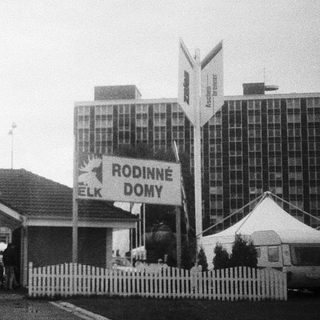 Train station entrance with "Rodinné Domy ELK" housing signage.