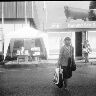 People shopping outside Kali und Salz store.