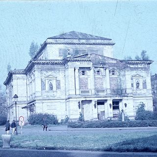 Neoclassical building labeled "Musée" in park setting.
