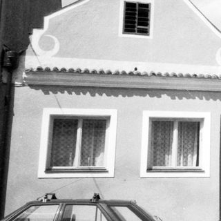 Traditional European building with gabled roof and "Pizzeria" sign.