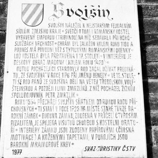 Historical plaque describing Svěcin’s feudal origins and castle history.