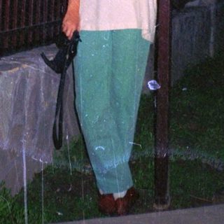 Person standing outside room with "Zimmer frei" sign.