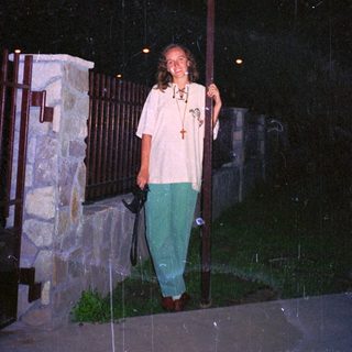 Person standing outside room with "Zimmer frei" sign.