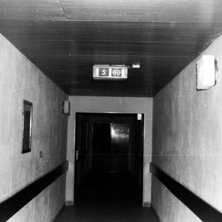 Corridor hallway with floor clock showing 15:00.
