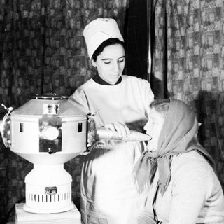 Medical procedure using early radiotherapy machine.