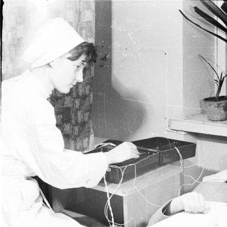 Medical procedure involving EEG brainwave monitoring.