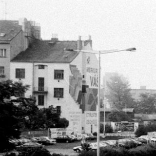 Urban road with heavy traffic and Allianz billboard.