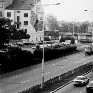Urban road with heavy traffic and Allianz billboard.