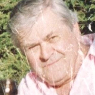 Man enjoying meal outdoors with beer.