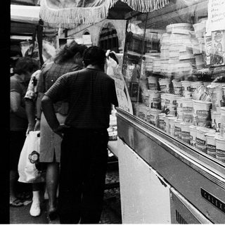 Street vending cart warning about contaminated products.
