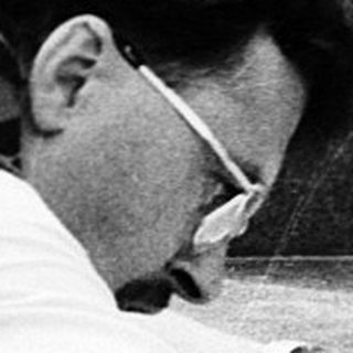 Man signing a memorial wall with "Havel nedáme" (We do not forget).