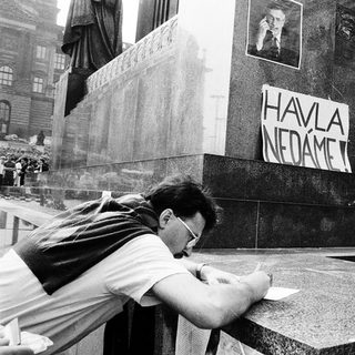 Man signing a memorial wall with "Havel nedáme" (We do not forget).