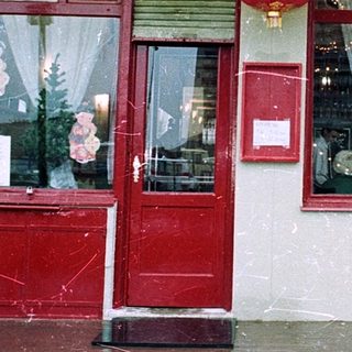 Chinese restaurant with Czech signage in snowy setting.