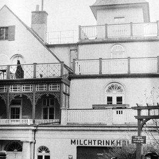 Black and white photo of a building labeled "Milchtrinkhalle."