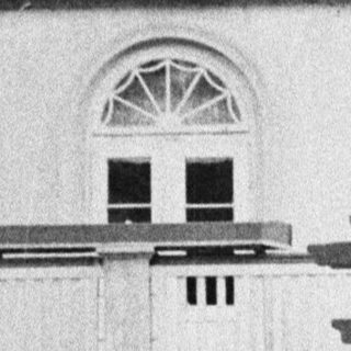 Black and white photo of a building labeled "Milchtrinkhalle."