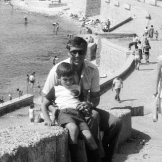 Black and white image of a beach scene with people.