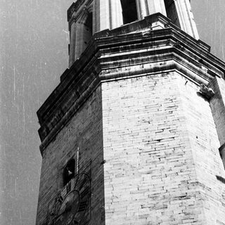Black and white image of a tall clock tower.