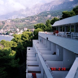 Coastal hotel with views of mountains and the sea.