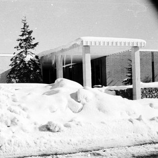 Heavy snow accumulation outside City of Prescott building.