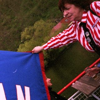 Blue flag with text "Spolek Vltavan 1872" being held.