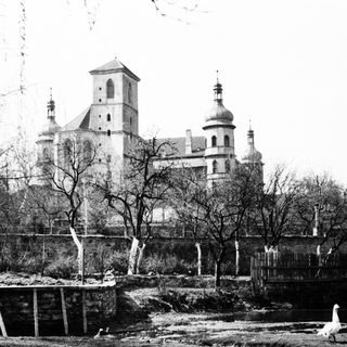 Black and white photo of a grand building and landscape.