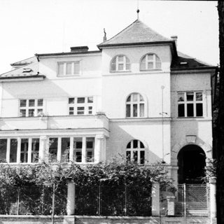 Black and white photo of a large, ornate building.