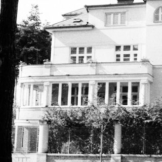 Black and white photo of a large, ornate building.