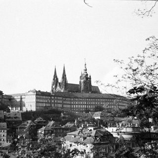 Black and white photo of Prague Castle and cityscape.