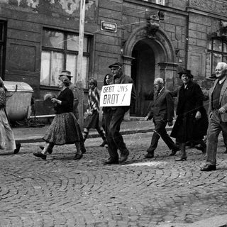 Protest march with sign reading "Gebt uns Brot!" (Give us bread!).