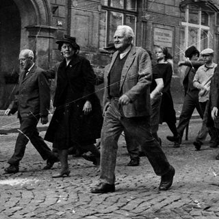 Protest march with sign reading "Gebt uns Brot!" (Give us bread!).