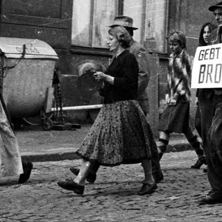Protest march with sign reading "Gebt uns Brot!" (Give us bread!).