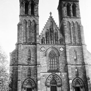 Black and white photo of a grand cathedral facade.