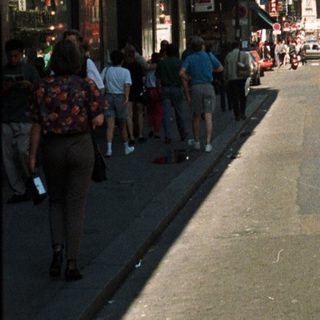 Busy street scene with buildings and people in Paris.