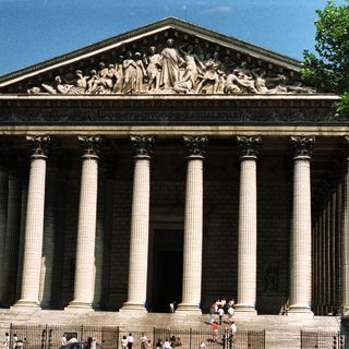 The image shows the Panthéon in Paris, France.