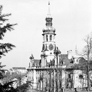 Black and white image of a baroque church and car.