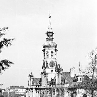 Black and white image of a baroque church and car.
