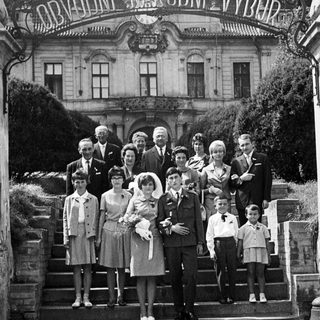 Black and white photo of a large family group.