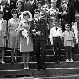 Black and white photo of a large family group.