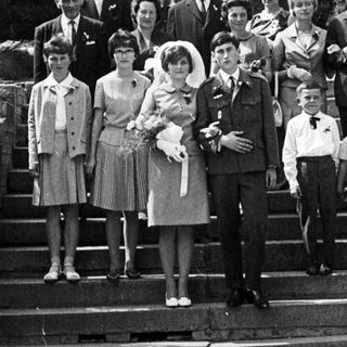 Black and white photo of a large family group.