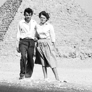 Couple posing in front of the Great Pyramid of Giza.