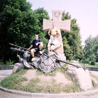 War memorial with soldiers and cannon.