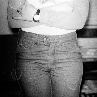 Woman with crossed arms wearing a bulldog t-shirt.