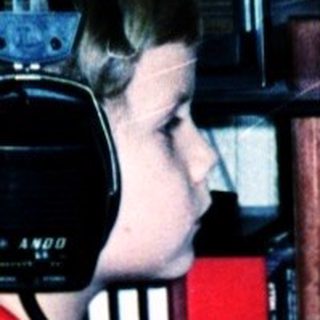 Child playing arcade game featuring Tom Jones.