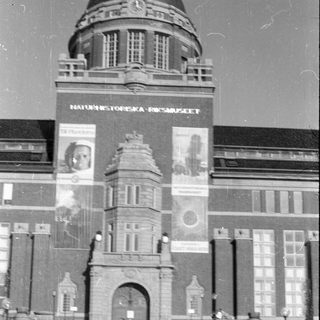 Exterior of Naturhistoriska Riksmuseet with people in foreground.