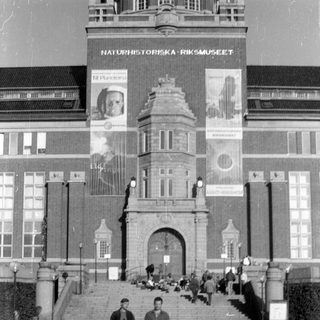 Men in front of Naturhistoriska Riksmuseet building.